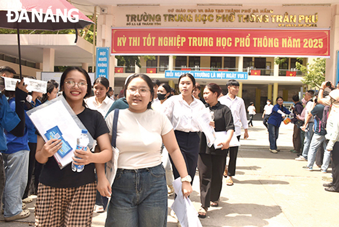 Thí sinh tại điểm thi Trường THPT Trần Phú. Ảnh: THU HÀ	