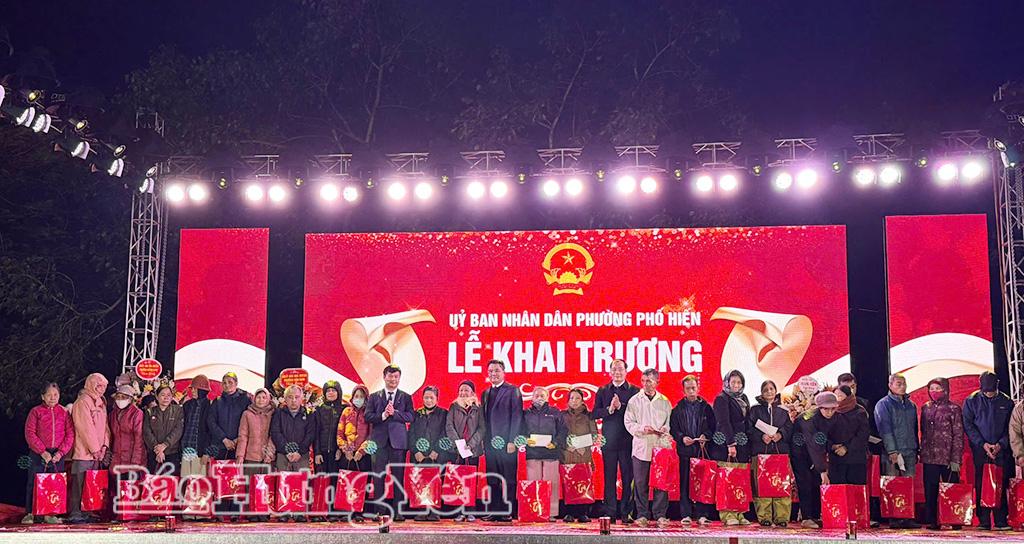 Các đại biểu trao tặng quà cho các hộ có hoàn cảnh khó khăn tại phường Phố Hiến.