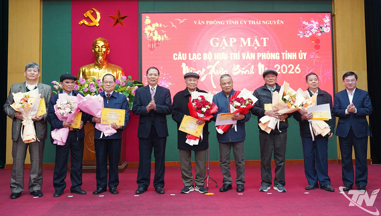 Văn phòng Tỉnh uỷ tặng quà, chúc thọ các thành viên CBL hưu trí Văn phòng Tỉnh uỷ.