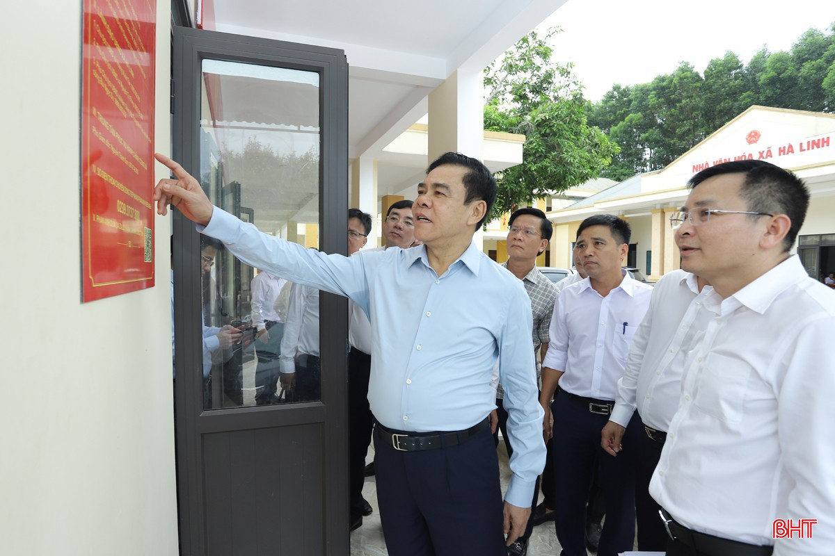 Chủ tịch UBND tỉnh Võ Trọng Hải kiểm tra vận hành tại Trung tâm Phục vụ hành chính công xã Hà Linh. bqbht_br_img-3848.jpg