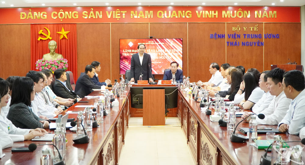 Thứ trưởng Bộ Y tế Lê Đức Luận và Bí thư Tỉnh ủy Thái Nguyên Trịnh Xuân Trường làm việc với Bệnh viện Trung ương Thái Nguyên