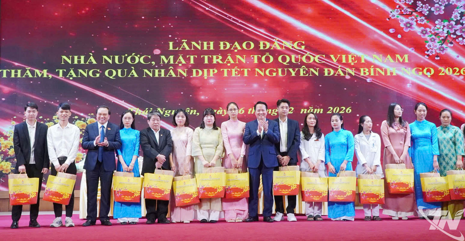 Nhiều phần quà ý nghĩa góp phần động viên đội ngũ cán bộ y tế thực hiện tốt nhiệm vụ