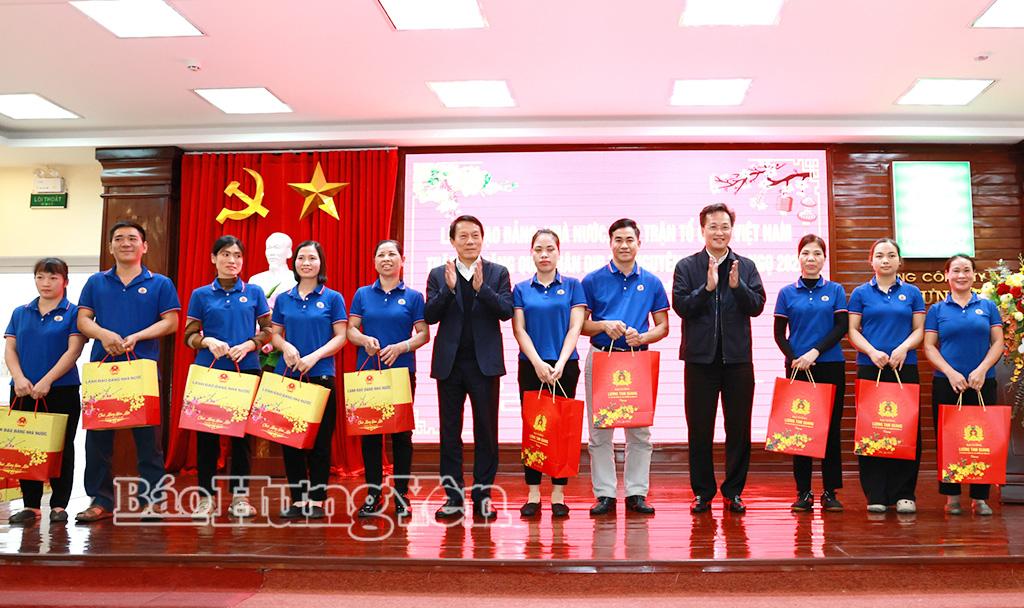 Đồng chí Bộ trưởng Bộ Công an Lương Tam Quang và đồng chí Bí thư Tỉnh ủy Nguyễn Hữu Nghĩa trao quà tặng công nhân lao động có hoàn cảnh khó khăn của Công ty cổ phần Nhựa Hưng Yên.