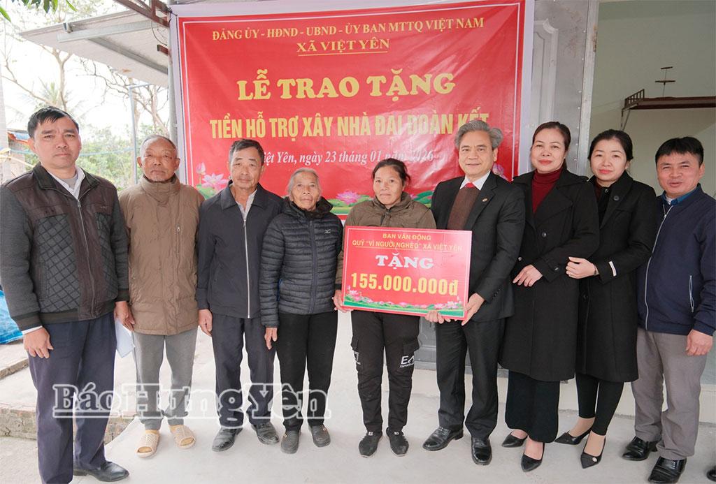 Lãnh đạo xã Việt Yên trao kinh phí hỗ trợ xây dựng nhà 
