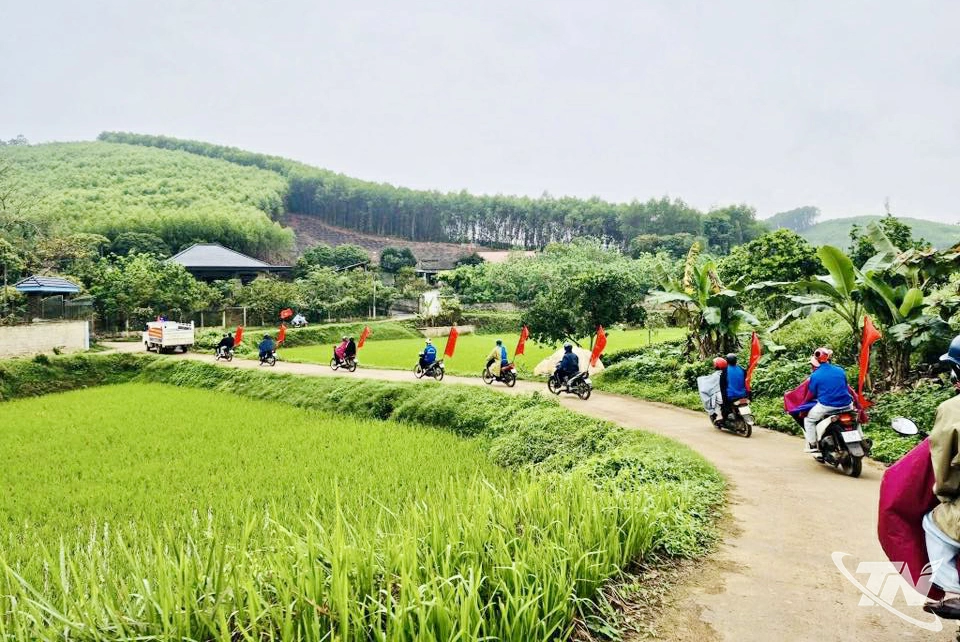 Dù điều kiện thời tiết bất lợi nhưng lực lượng thanh niên không ngại gian khó đẩy mạnh tuyên truyền công tác bầu cử đến từng thôn, xóm.