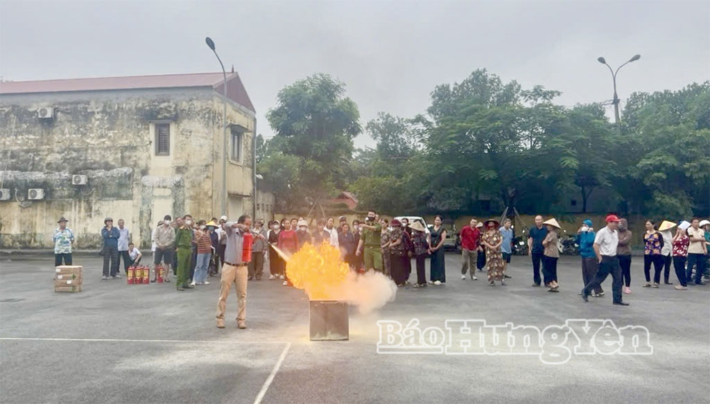 Chủ cơ sở sản xuất ở xã Như Quỳnh thực hành thao tác sử dụng bình chữa cháy tại một buổi tập huấn do xã tổ chức.