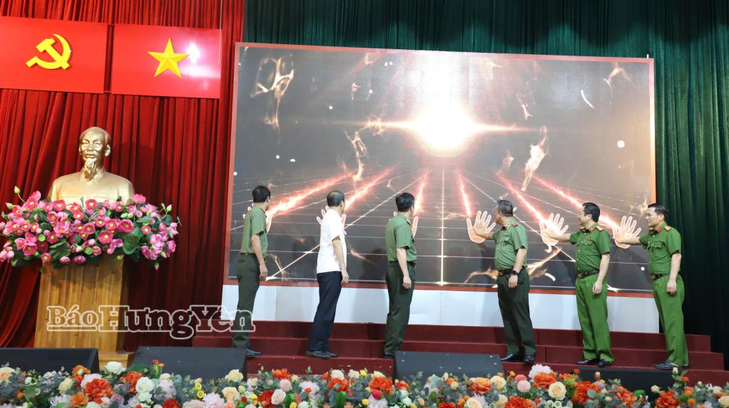 Các đại biểu bấm nút ra mắt cuốn sách.