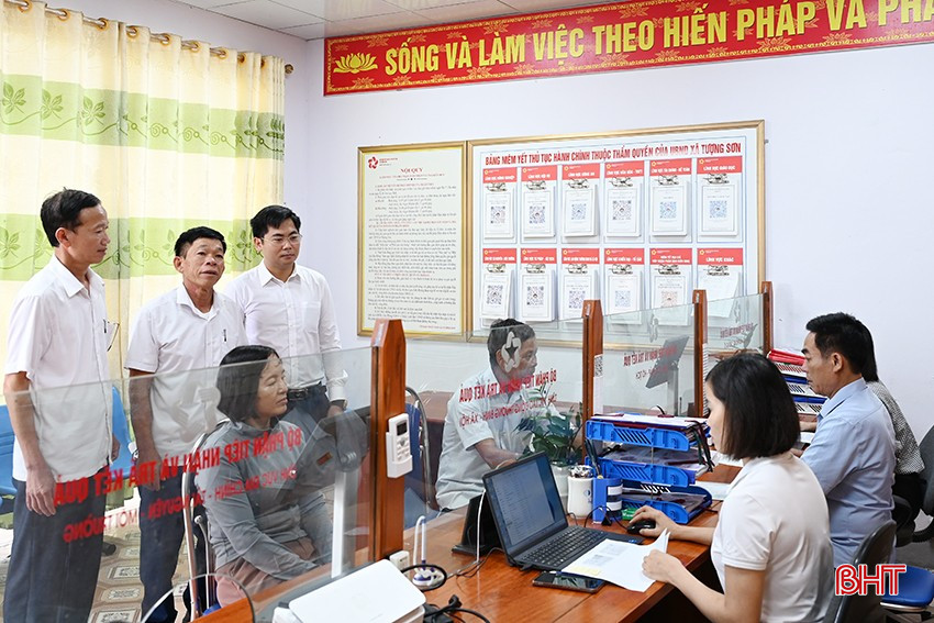 Anh Trần Xuân Hoàng (người đứng ngoài cùng bên phải) - Tổ trưởng Tổ công tác trực tiếp vận hành thử nghiệm xã Thạch Lạc phối hợp với xã Tượng Sơn tập trung khảo sát, rà soát cơ sở vật chất, hạ tầng kỹ thuật. bqbht_br_dsc-f6491.jpg