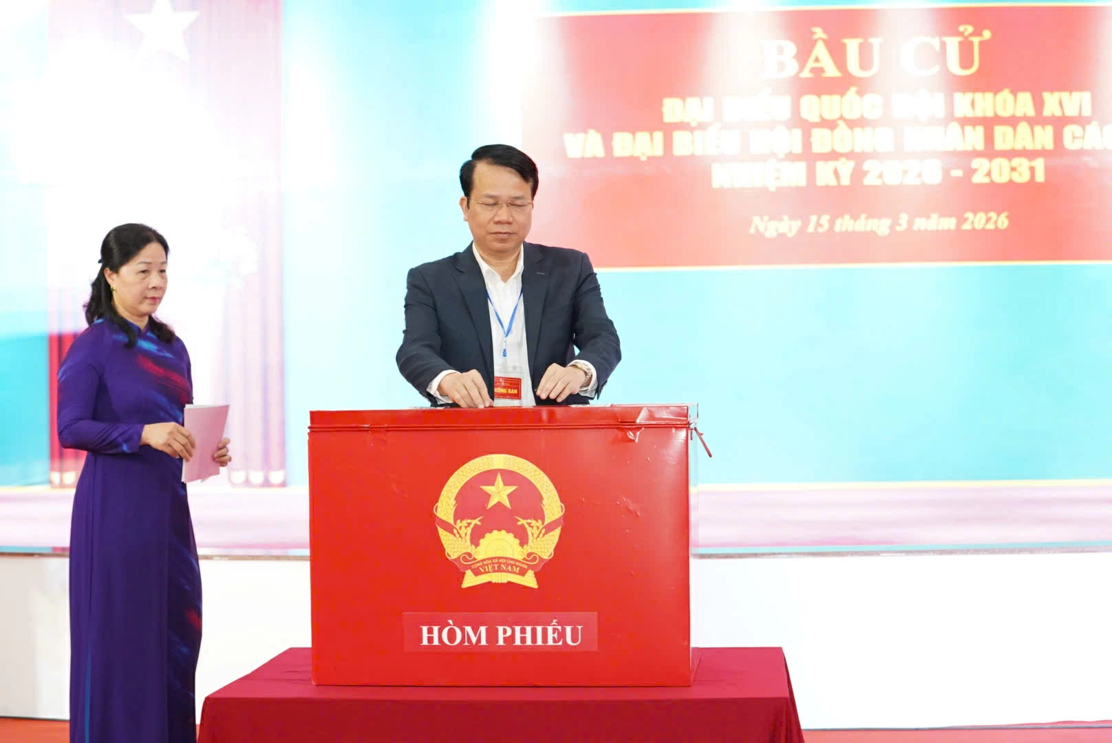 Đồng chí Dương Văn Lương, Phó Chủ tịch UBND tỉnh, Bí thư Đảng ủy phường Phan Đình Phùng thực hiện quyền bầu cử tại địa phương.