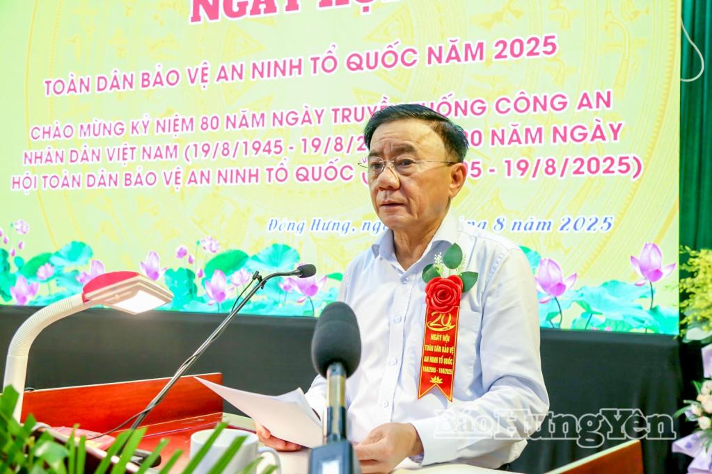 Đồng chí Trần Cẩm Tú, Ủy viên Bộ Chính trị, Thường trực Ban Bí thư phát biểu tại ngày hội toàn dân bảo vệ an ninh Tổ quốc  của xã Đông Hưng.