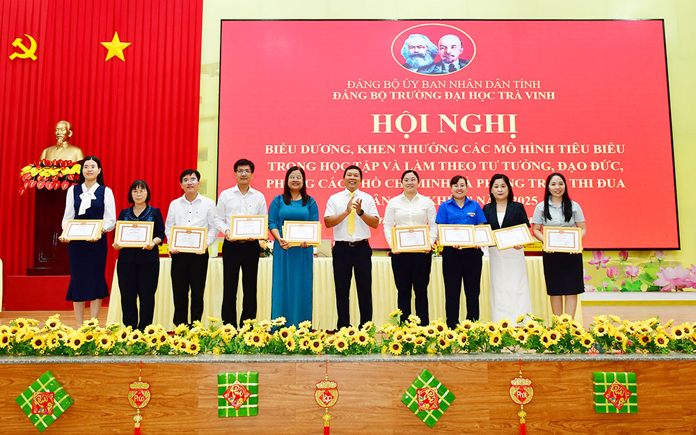 PGS.TS Lương Minh Cừ- Hiệu trưởng Trường ĐH Cửu Long trao giấy khen và bằng tốt nghiệp cho tân cử nhân tốt nghiệp xuất sắc.