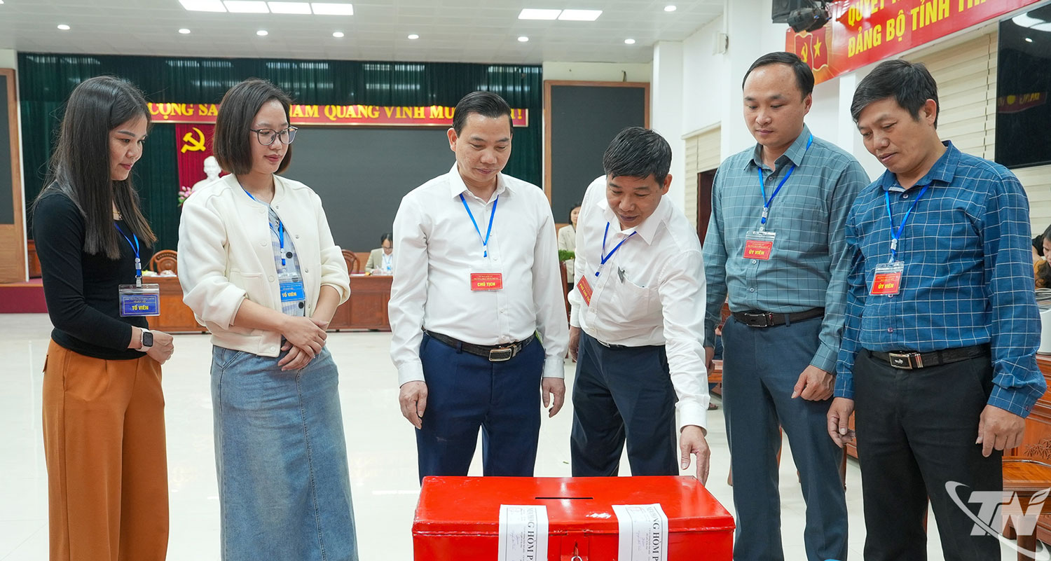 Rạng sáng ngày 16-3, phường Phan Đình Phùng hoàn tất việc tiếp nhận các hòm phiếu đã được kiểm đếm, niêm phong của 39 khu vực bầu cử trên địa bàn.