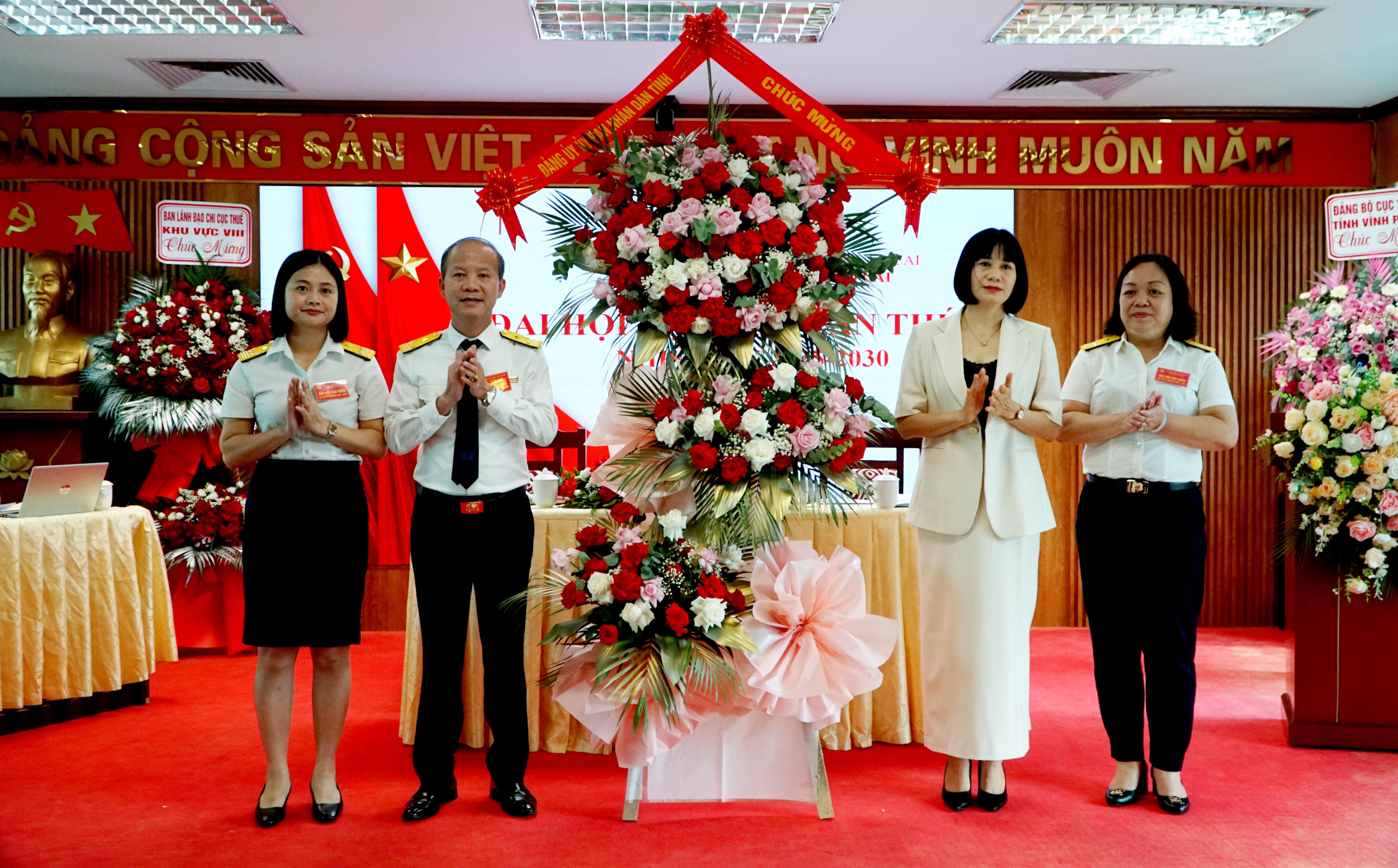Các đơn vị tặng hoa chúc mừng đại hội. img-20250623-173633.jpg