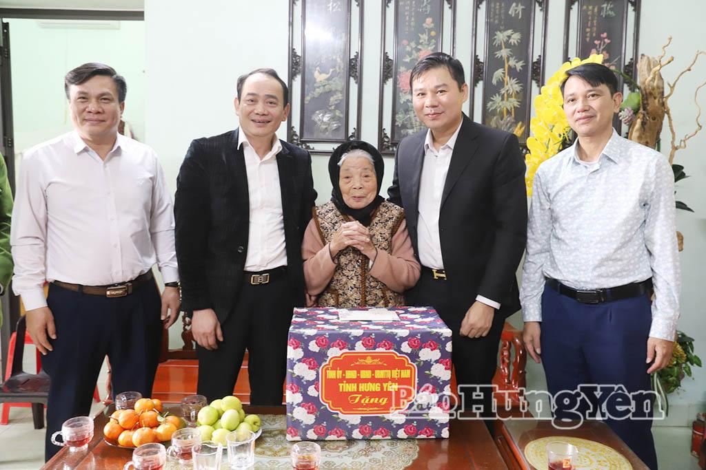 Đồng chí Phó Chủ tịch Thường trực UBND tỉnh Nguyễn Lê Huy và lãnh đạo phường Hồng Châu trao quà Tết tặng cụ Lê Thị Nình, tròn 100 tuổi tại phường Hồng Châu.