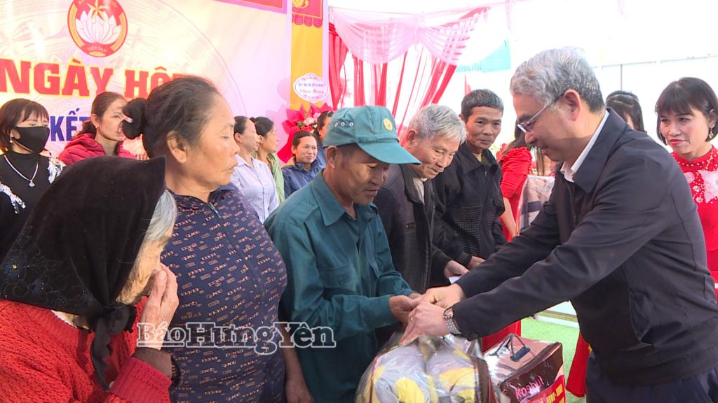 Đồng chí  Giám đốc Sở Giáo dục và Đào tạo trao quà cho các hộ nghèo, cận nghèo và hộ có hoàn cảnh khó khăn của thôn Đông Thành.