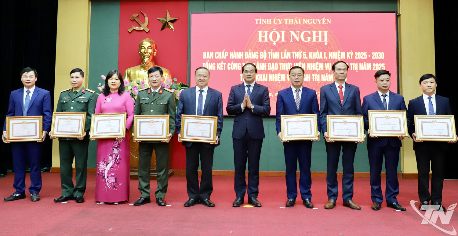 Đồng chí Trịnh Xuân Trường, Bí thư Tỉnh ủy trao Bằng khen cho các đảng bộ cấp trên trực tiếp của tổ chức cơ sở đảng đạt tiêu chuẩn Hoàn thành xuất sắc nhiệm vụ tiêu biểu năm 2025.