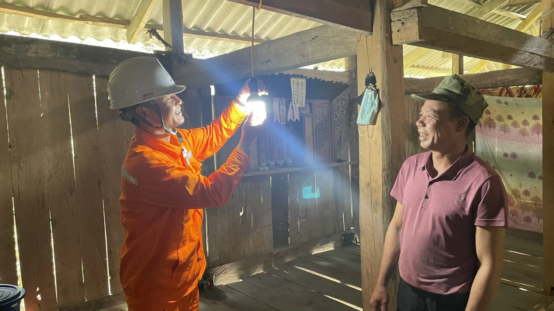 Ông Hoàng Văn Sương vui mừng khi có điện lưới quốc gia.