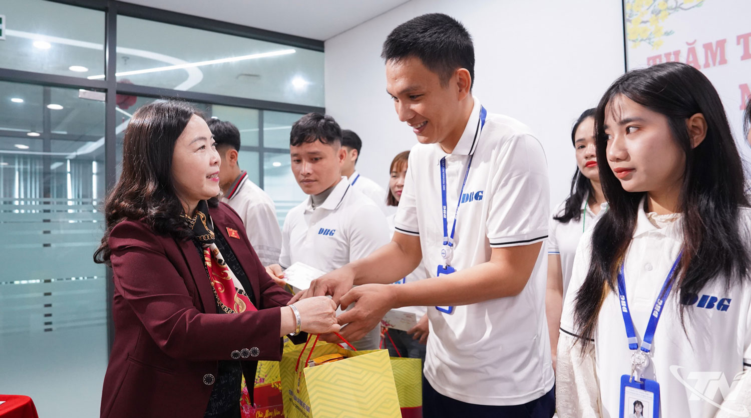 Đồng chí Đoàn Thị Hảo, Phó Trưởng Đoàn phụ trách Đoàn đại biểu Quốc hội tỉnh Thái Nguyên tặng quà Tết công nhân, người lao động Công ty TNHH DBG Technology Việt Nam.
