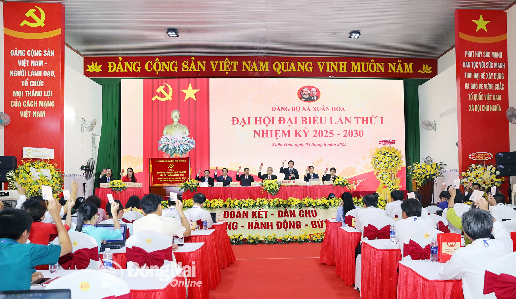 Các đại biểu biểu quyết thông qua Nghị quyết đại hội. Ảnh: Huy Anh