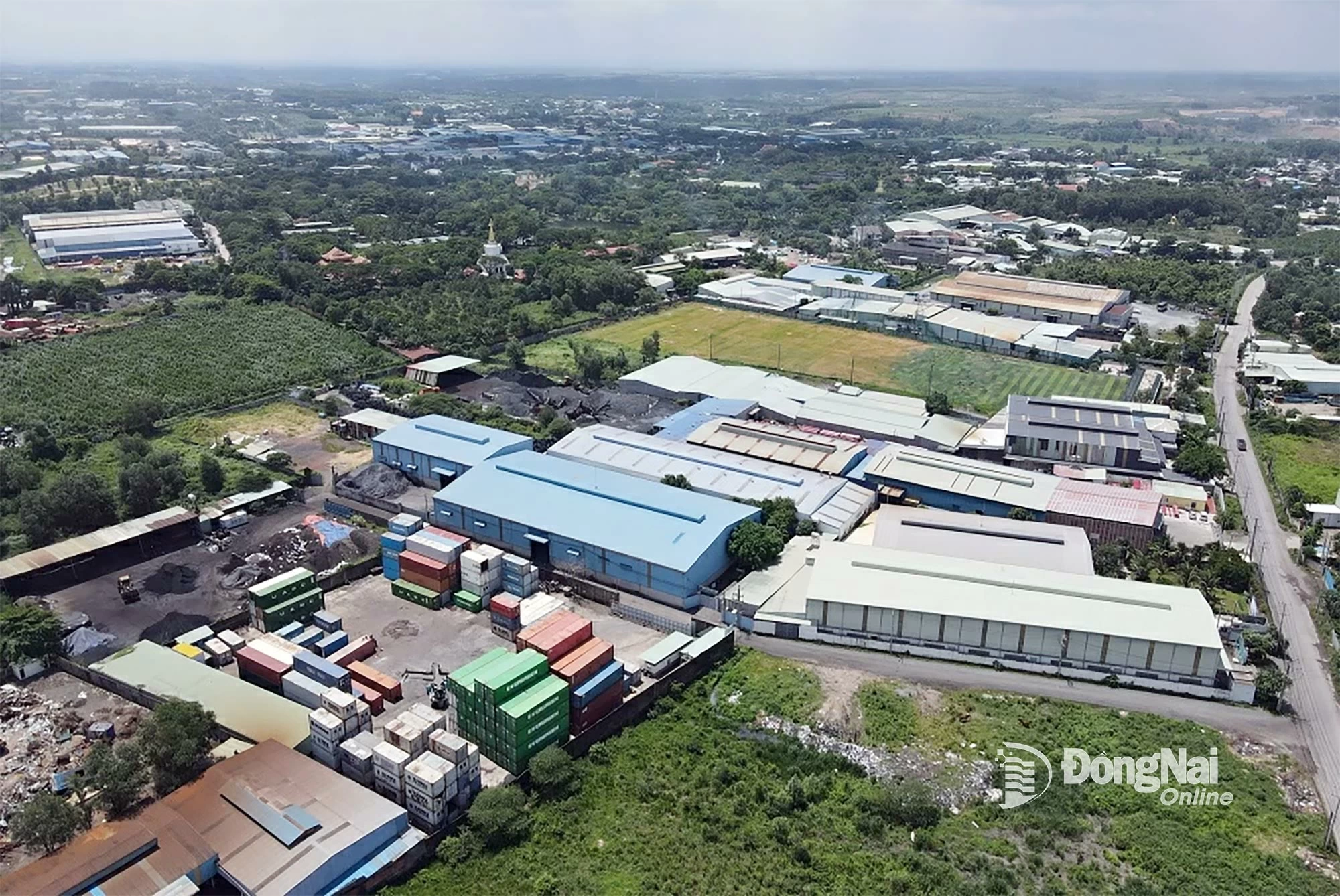 4 cơ sở vi phạm trật tự xây dựng ở khu vực hơn 72ha tại phường Phước Tân đang thực hiện tháo dỡ, di dời tài sản. Ảnh: Phạm Tùng