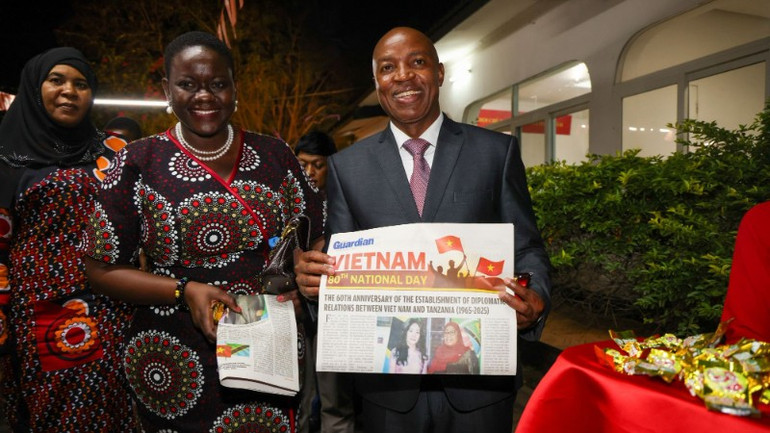 Đại sứ quán Việt Nam tại Tanzania đã phối hợp với các báo địa phương để phát hành đặc san kỷ niệm 80 năm Quốc khánh. 11-dac-san-phat-hanh-ky-niem-80-nam-quoc-khanh-vn-va-60-nam-thiet-lap-quan-he-ng-6116.jpg