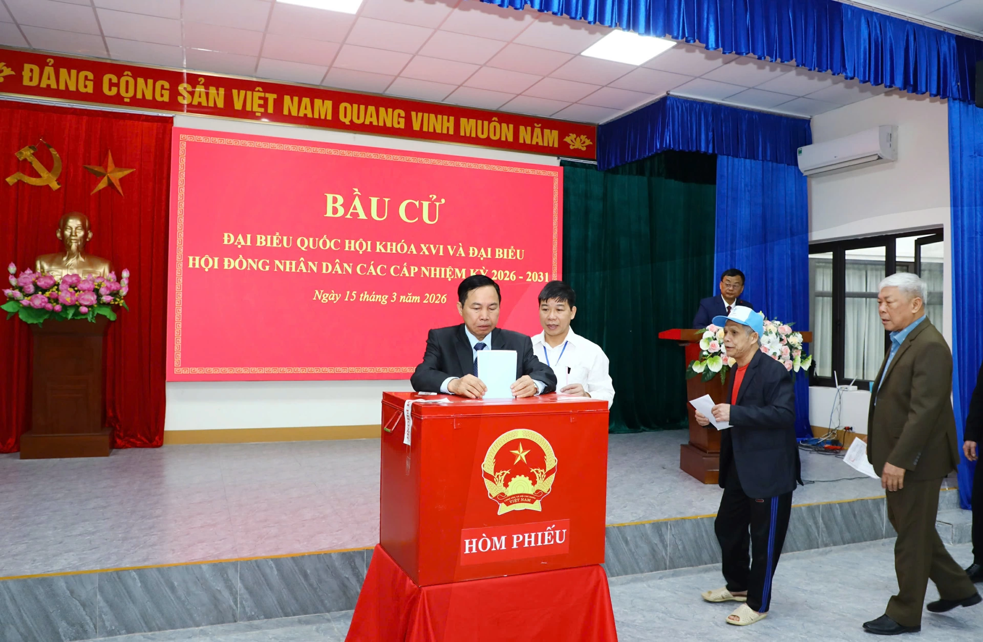 Cử tri tham gia thực hiện quyền bầu cử.
