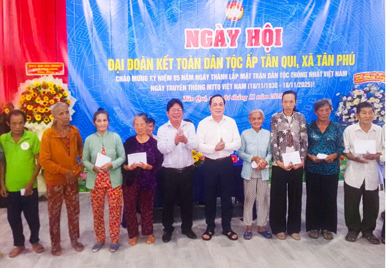 Phó Bí thư Tỉnh ủy- Lâm Minh Đằng và Phó Chủ tịch Ủy ban MTTQ Việt Nam tỉnh- Nguyễn Văn Bàn trao tặng quà cho hộ gia đình có hoàn cảnh khó khăn tại ấp Tân Qui, xã Tân Phú.