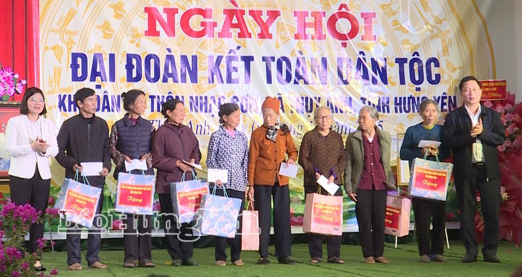 Đồng Chí Vũ Thanh Vân trao quà cho hộ nghèo, hộ có hoàn cảnh khó khăn tại thôn Nhạo Sơn.