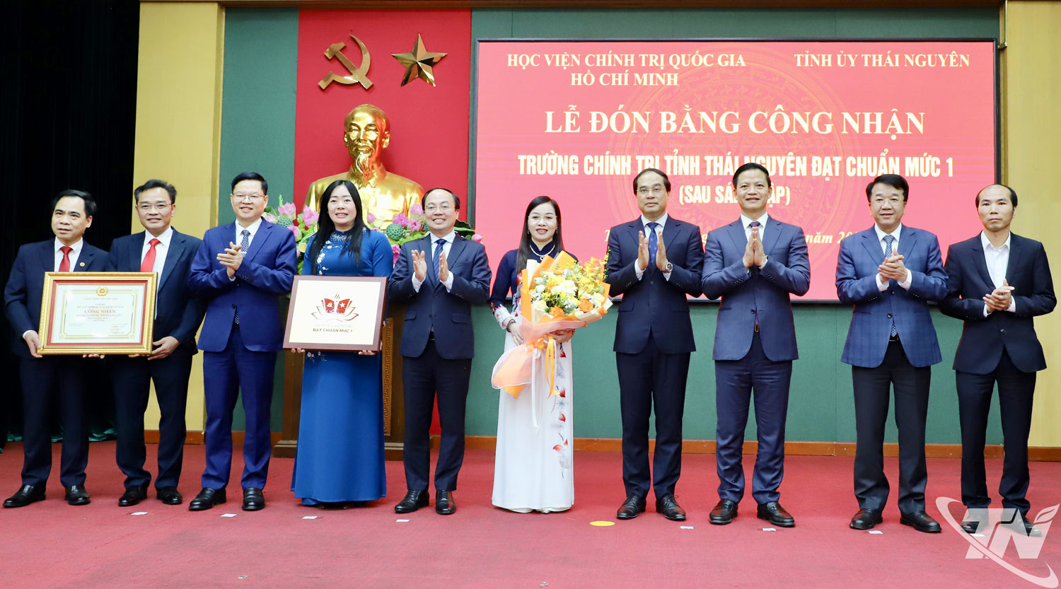 Trao bằng công nhận Trường Chính trị tỉnh đạt chuẩn mức 1.