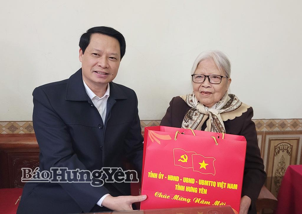 Đồng chí Trưởng ban Nội chính Tỉnh ủy Hoàng Thái Phúc tặng quà Tết bà Phạm Thị Lê.