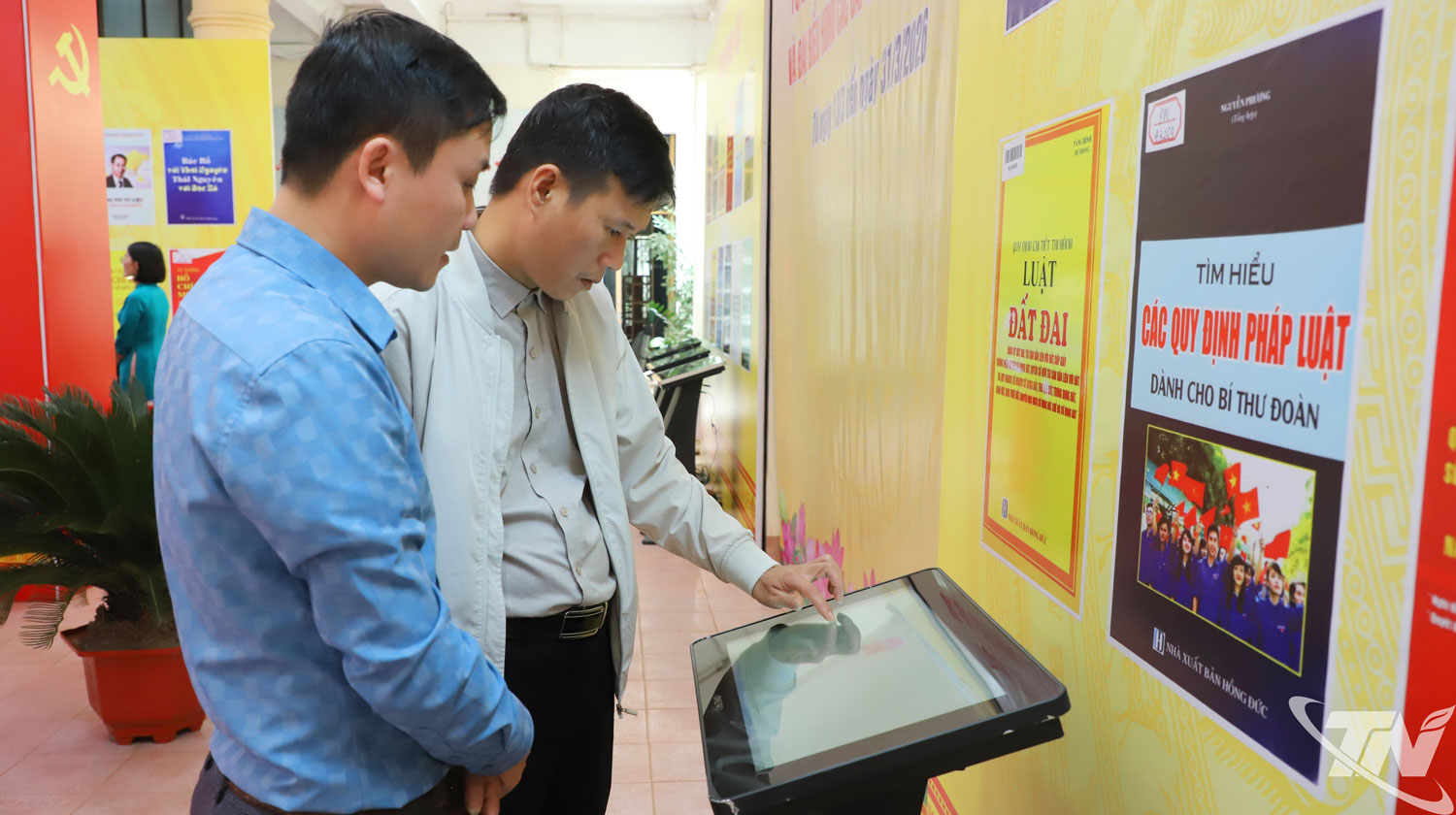 Cử tri tìm hiểu thông tin về Cuộc bầu cử tại sự kiện.