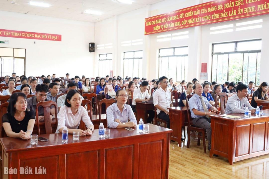 Các đại biểu và học viên tham gia bế mạc.