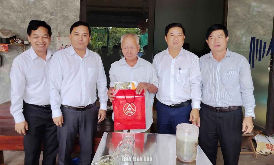 Ủy viên dự khuyết Trung ương Đảng, Bí thư Tỉn ủy Lương Nguyễn Minh Triết cùng đoàn thăm, tặng quà cho thương binh Lò Tất Vinh.