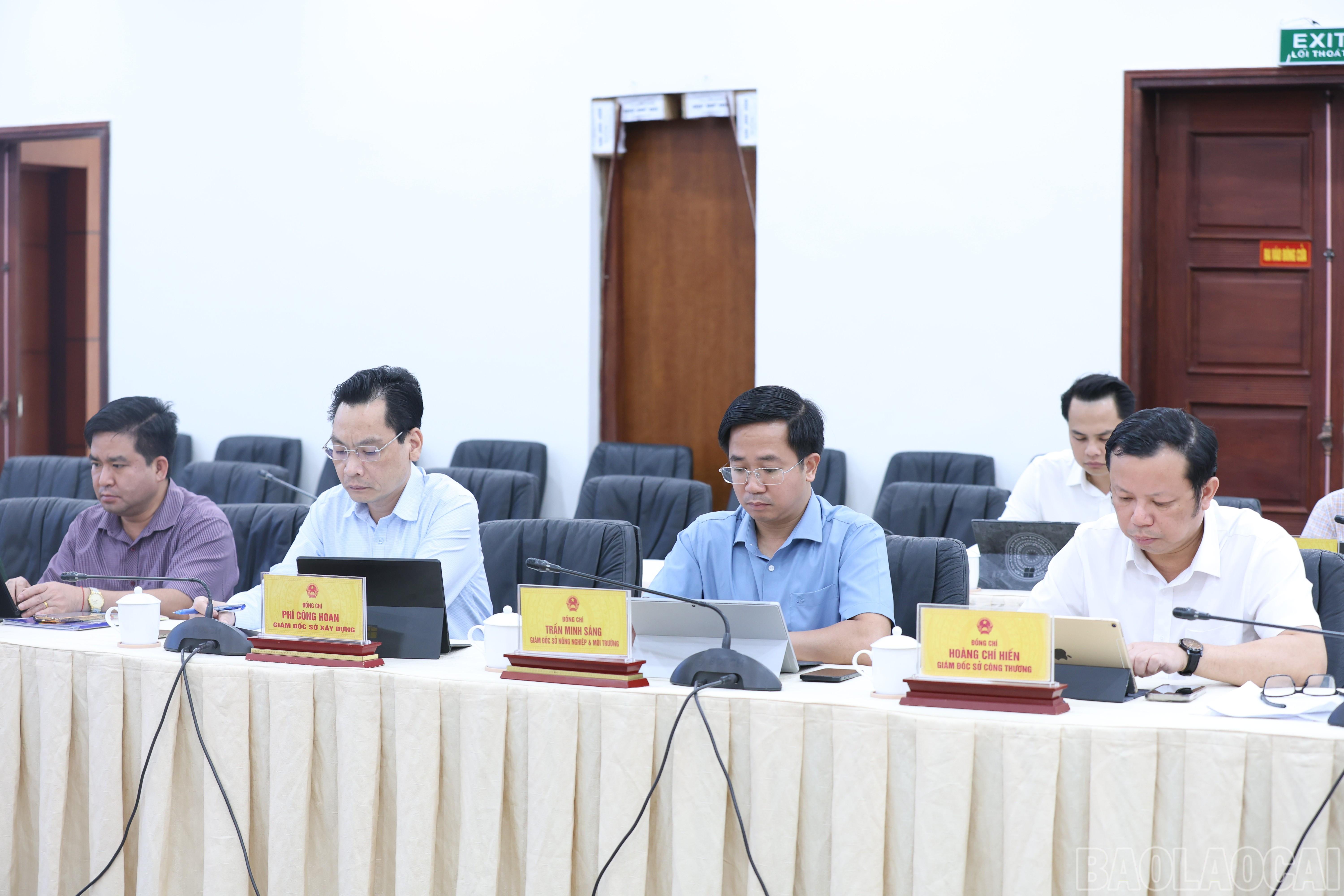 Lãnh đạo các sở, ngành dự phiên họp. baolaocai-br_img-1014.jpg