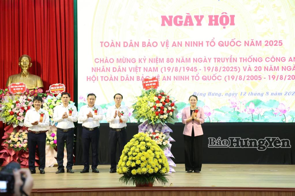 Đồng chí Nguyễn Thị Thu Hà, Ủy viên Ban Chấp hành Trung ương Đảng, Phó Chủ tịch, Tổng Thư ký Ủy ban Trung ương MTTQ Việt Nam tặng hoa chúc mừng ngày hội toàn dân bảo vệ an ninh Tổ quốc tại xã Đông Hưng.
