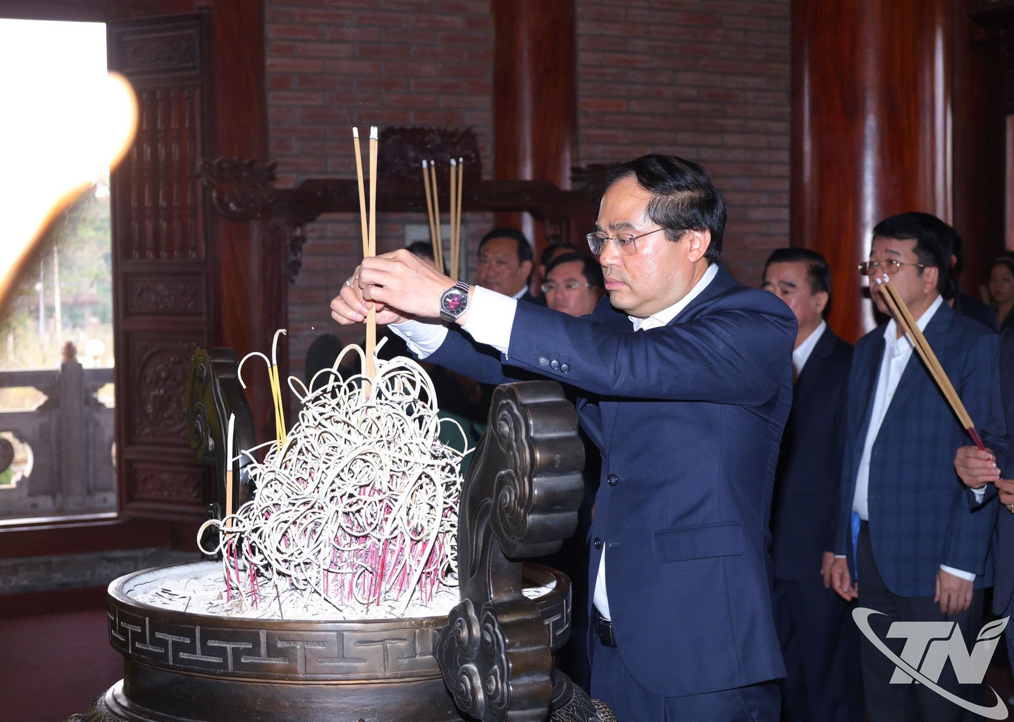 Đồng chí Bí thư Tỉnh ủy Trịnh Xuân Trường dâng hương tưởng niệm các Anh hùng liệt sĩ Thanh niên Xung phong.