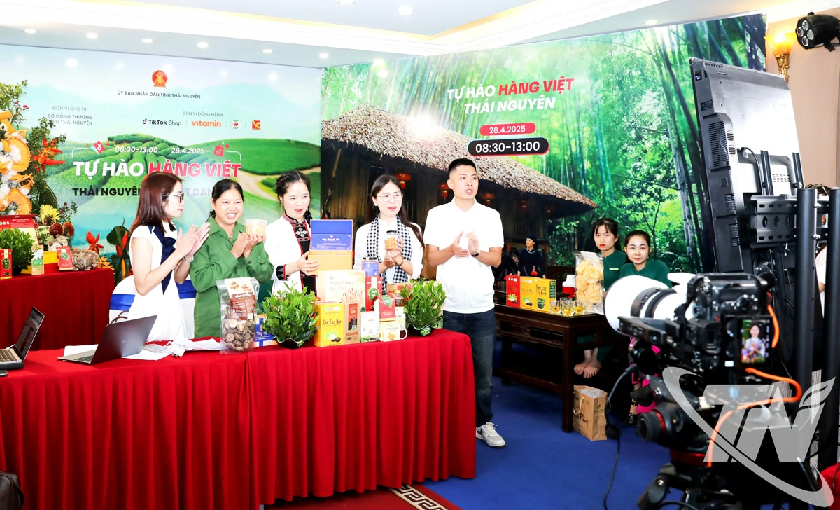 Phiên Megalive quảng bá và bán trực tuyến các sản phẩm đặc trưng, tiêu biểu của tỉnh Thái Nguyên được tổ chức bên lề Hội nghị phát triển khoa học, công nghệ, đổi mới sáng tạo trong thương mại điện tử năm 2025. Ảnh: T.L