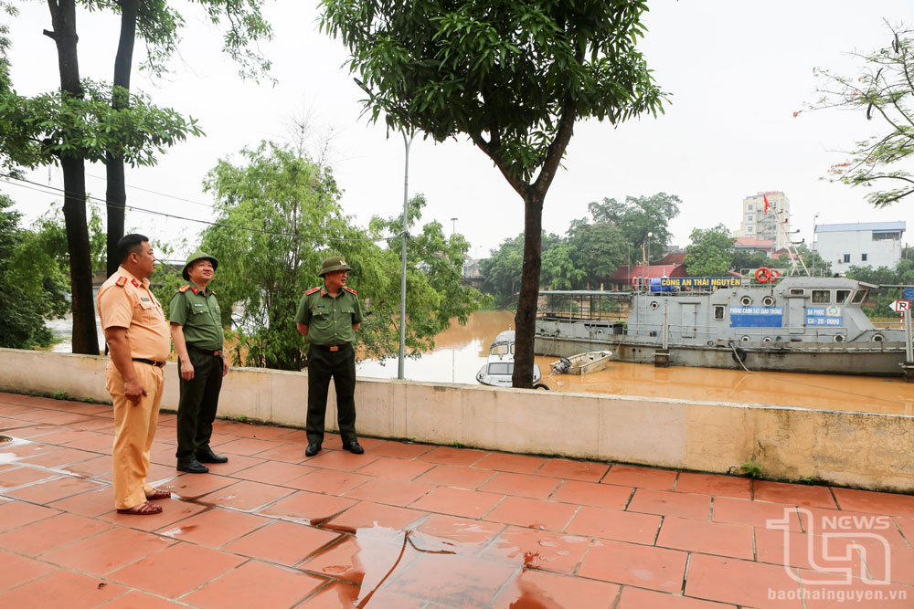 Thiếu tướng Bùi Đức Hải kiểm tra và chỉ đạo công tác thường trực, sẵn sàng thực hiện nhiệm vụ tại Đội Cảnh sát giao thông đường thủy (Phòng Cảnh sát giao thông Công an tỉnh Thái Nguyên).