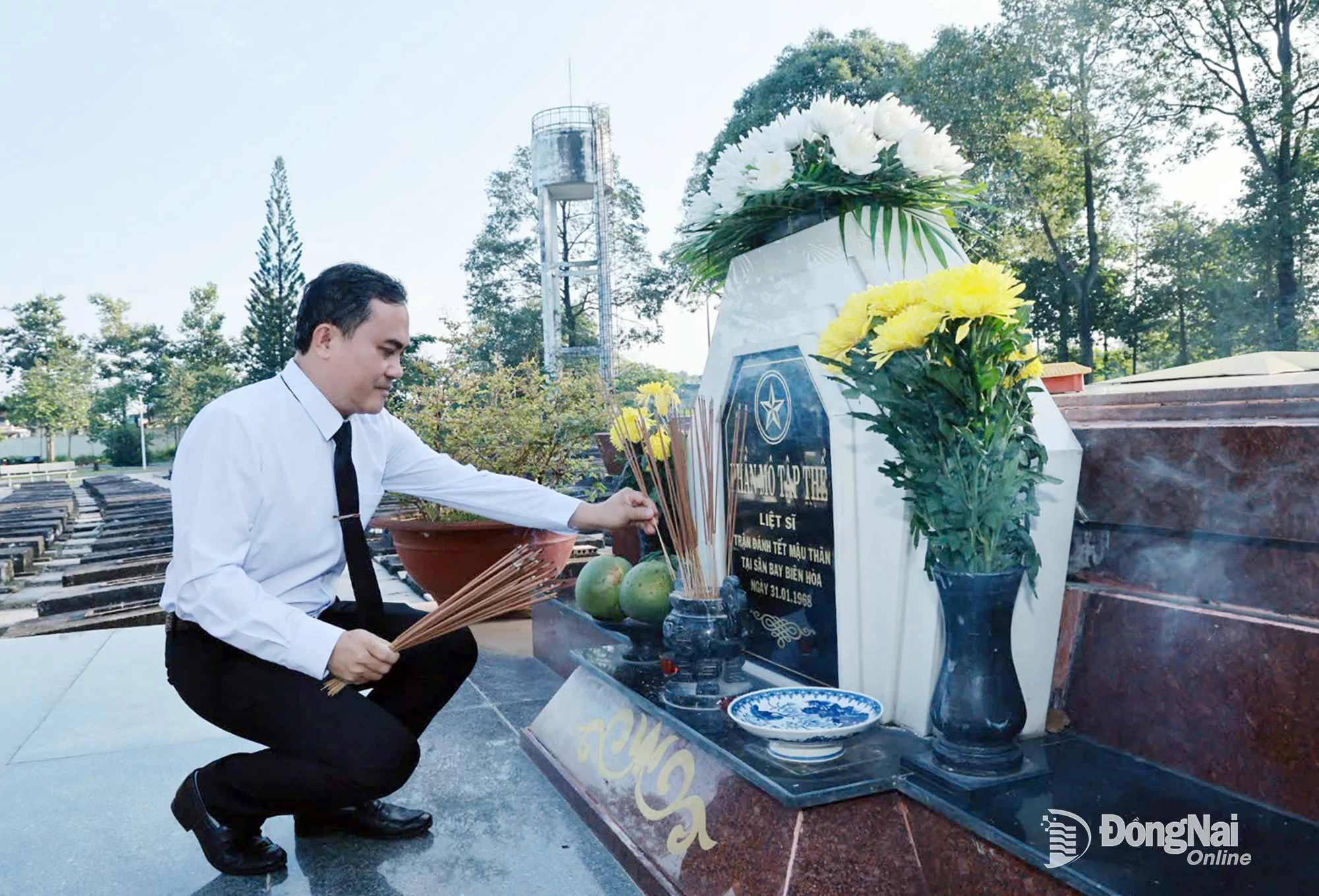 Đồng chí Lê Trường Sơn, Ủy viên Ban Thường vụ Tỉnh ủy, Phó Chủ tịch UBND tỉnh, thắp hương tri ân tại phần mộ tập thể các liệt sĩ đã hy sinh trong trận đánh Tết Mậu Thân năm 1968 tại Sân bay Biên Hòa.  Ảnh: Công Nghĩa