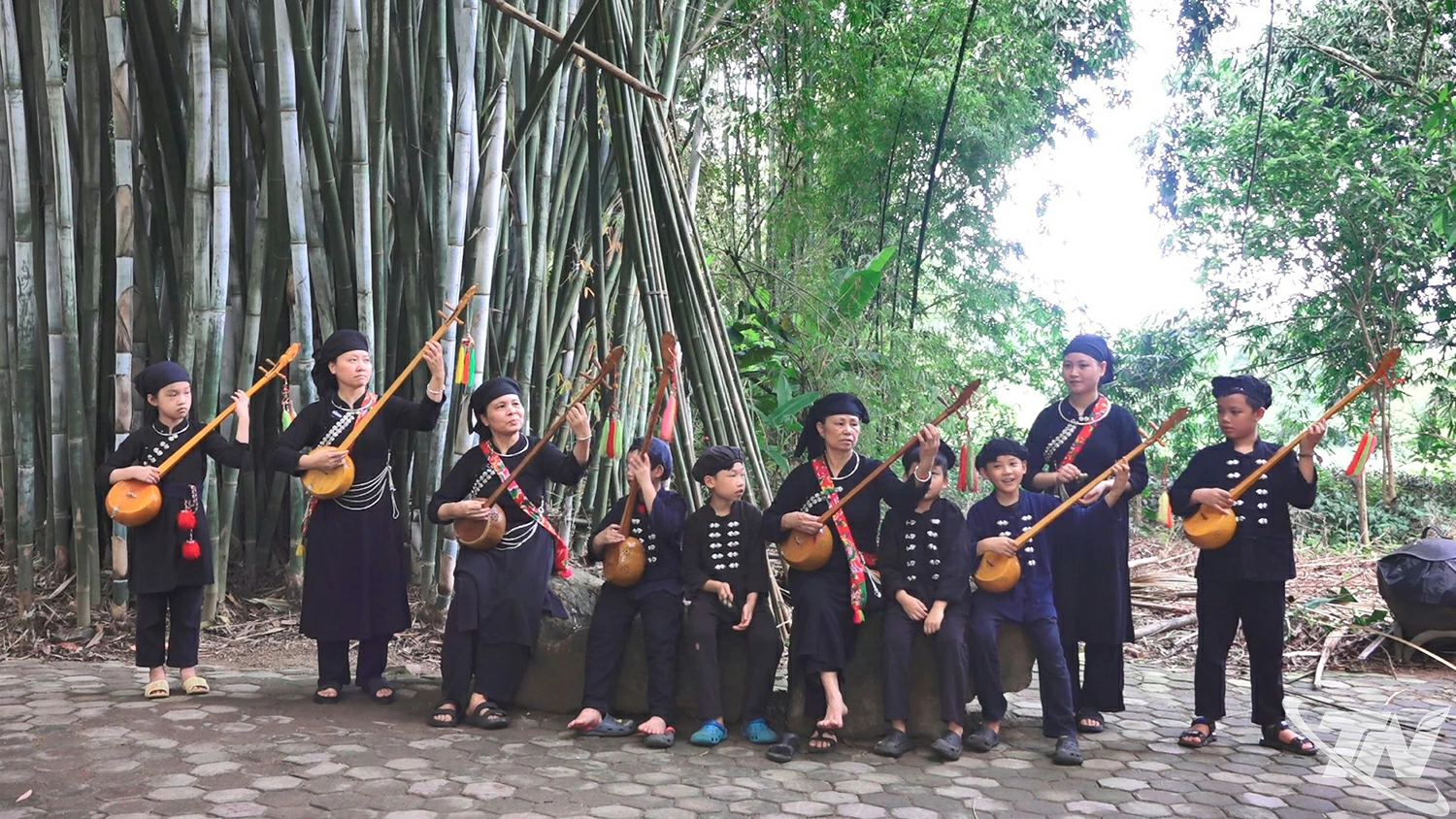Biểu diễn hát Then ở Khu bảo tồn Làng nhà sàn dân tộc sinh thái Thái Hải, tỉnh Thái Nguyên.