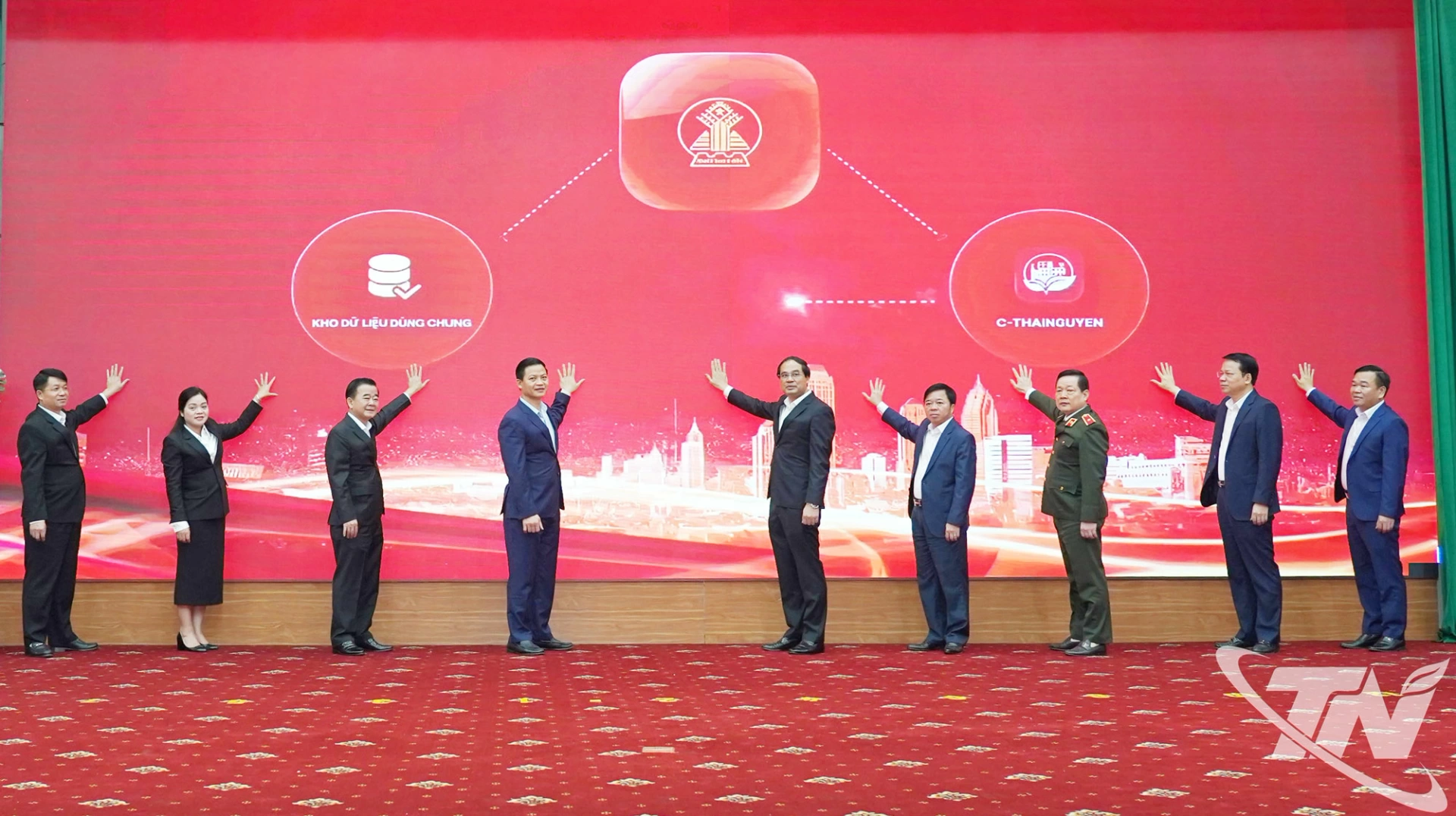 Các đồng chí lãnh đạo tỉnh và đại biểu thực hiện nghi thức khai trương Trung tâm dữ liệu tỉnh Thái Nguyên.