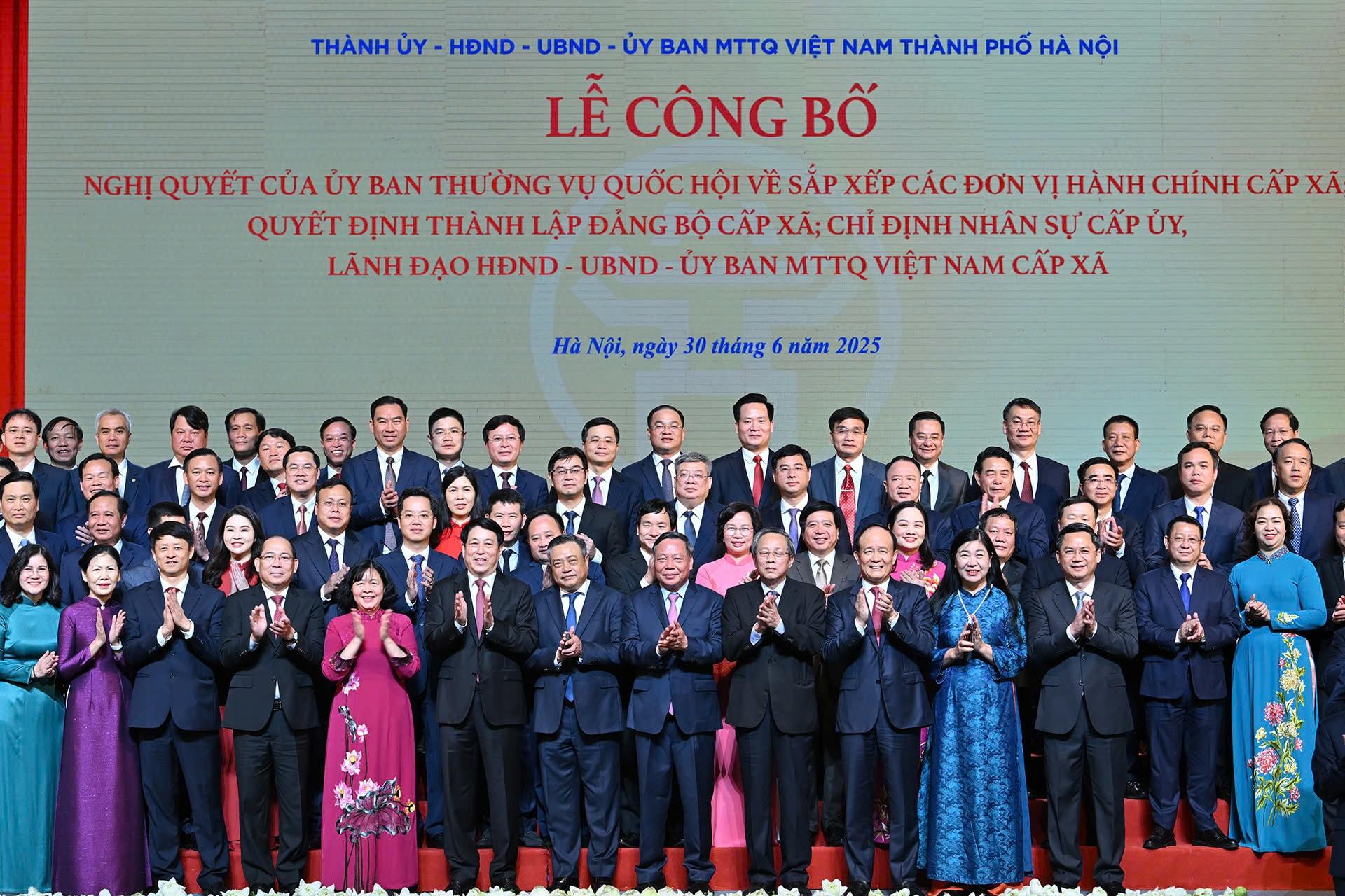 Chủ tịch nước Lương Cường chụp ảnh lưu niệm với lãnh đạo thành phố và lãnh đạo các xã, phường mới. Ảnh: Viết Thành