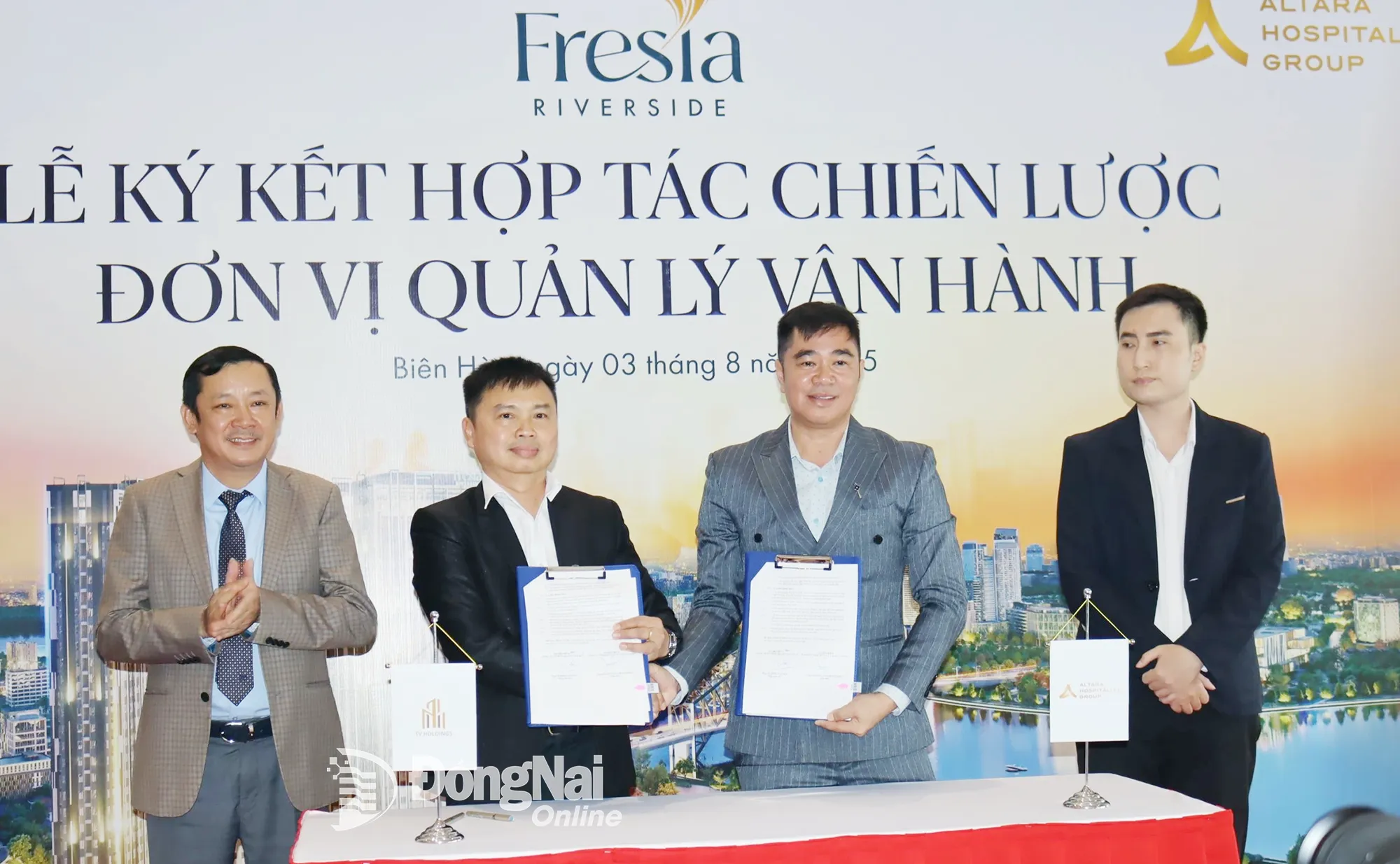 Đại diện Công ty cổ phần Địa ốc Tân Vạn và Altara Hospitality Group ký kết hợp tác quản lý vận hành dự án. Ảnh: Hoàng Lộc