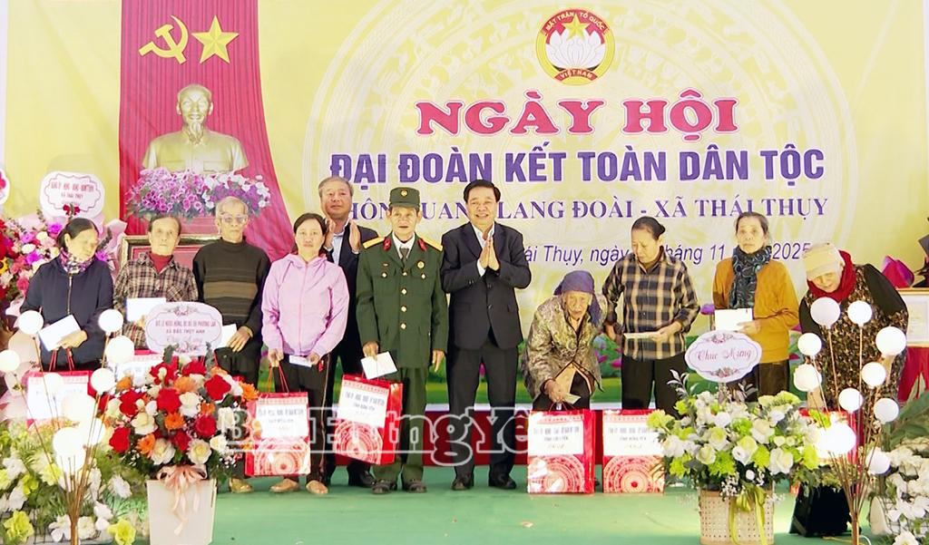 Đồng chí Chủ nhiệm Ủy ban Kiểm tra Tỉnh ủy và lãnh đạo xã Thái Thụy tặng quà cho các hộ nghèo, cận nghèo và hộ có hoàn cảnh khó khăn trên địa bàn thôn.