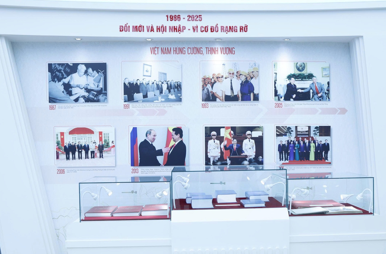Triển lãm ‘Văn phòng Chính phủ - 80 năm đồng hành cùng dân tộc’- Ảnh 11. Triển lãm ‘Văn phòng Chính phủ - 80 năm đồng hành cùng dân tộc’- Ảnh 11.