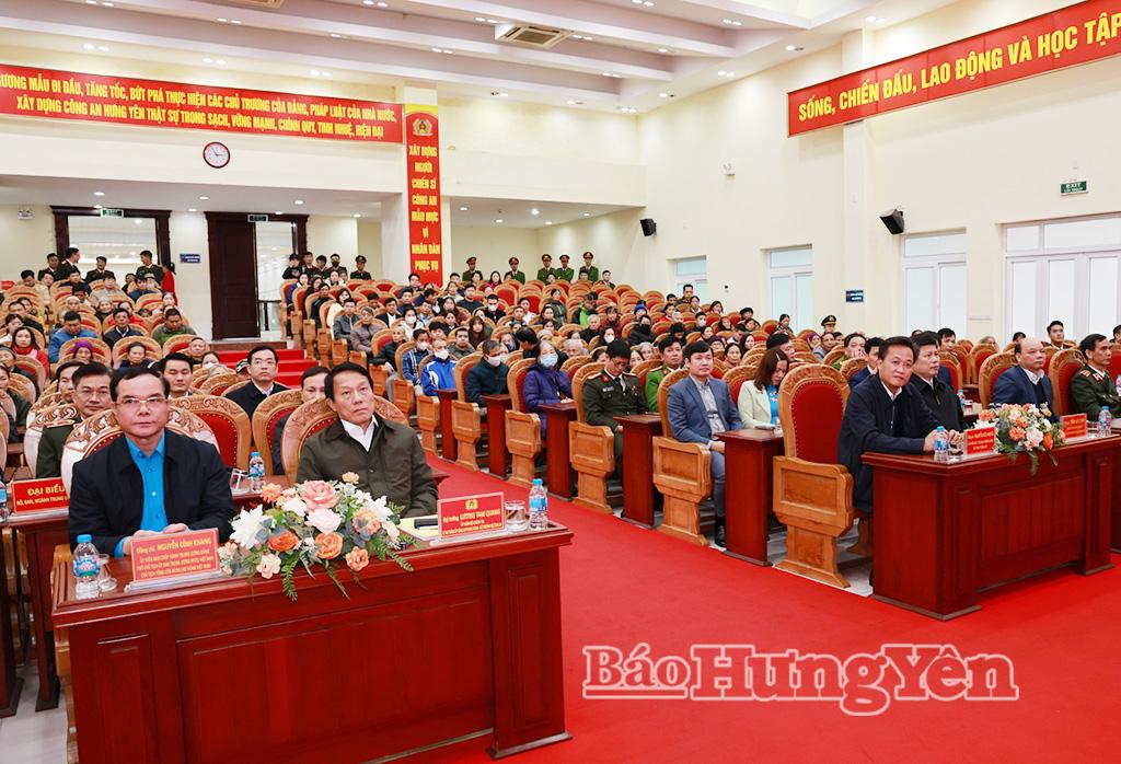 Đồng chí Bộ trưởng Bộ Công an Lương Tam Quang và các đại biểu dự chương trình tặng quà tại Công an tỉnh Hưng Yên.