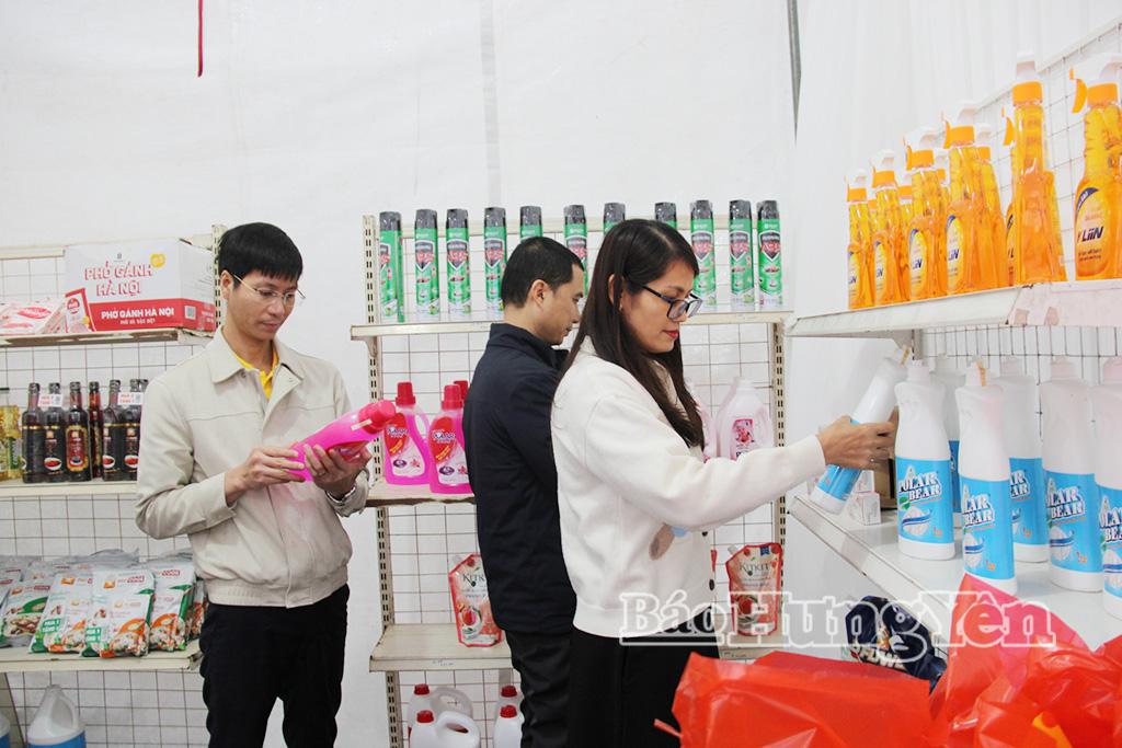  Đoàn viên công đoàn mua hàng tại Chợ Tết Công đoàn - Xuân Bính Ngọ 2026.