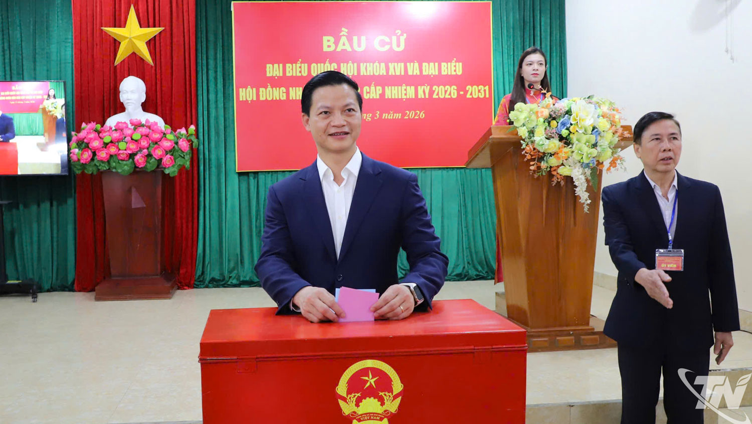 Đồng chí Chủ tịch UBND tỉnh Vương Quốc Tuấn thực hiện quyền bầu cử.