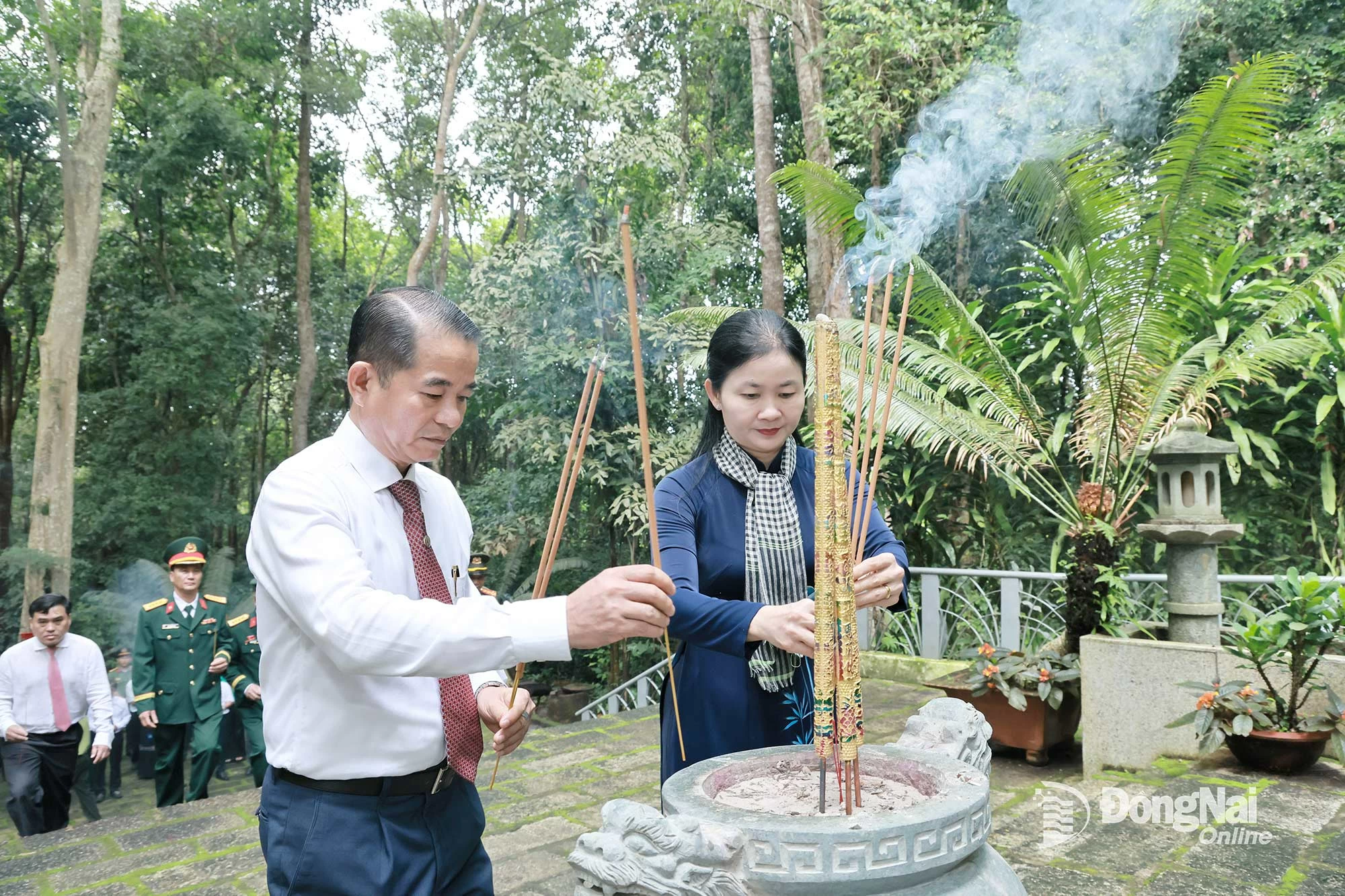 Đồng chí Tôn Ngọc Hạnh, Phó Bí thư Thường trực Tỉnh ủy, Chủ tịch HĐND tỉnh và đồng chí Thái Bảo, Phó Bí thư Tỉnh ủy, Trưởng ban Tổ chức Tỉnh ủy, Bí thư Đảng ủy các cơ quan Đảng tỉnh dâng hương tại Bia tưởng niệm Di tích lịch sử Trung ương Cục miền Nam. Ảnh: Công Nghĩa