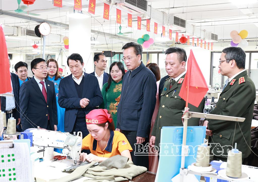 Đồng chí Bộ trưởng Bộ Công an Lương Tam Quang và các đại biểu thăm dây chuyền sản xuất tại Tổng Công ty May Hưng Yên - Công ty cổ phần.  
